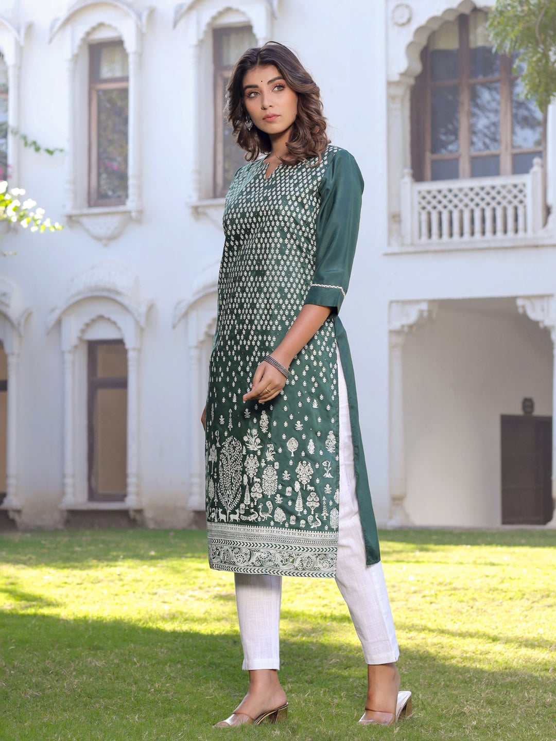 Green Ethnic Motifs Straight Silk Blend Kurta With Pants