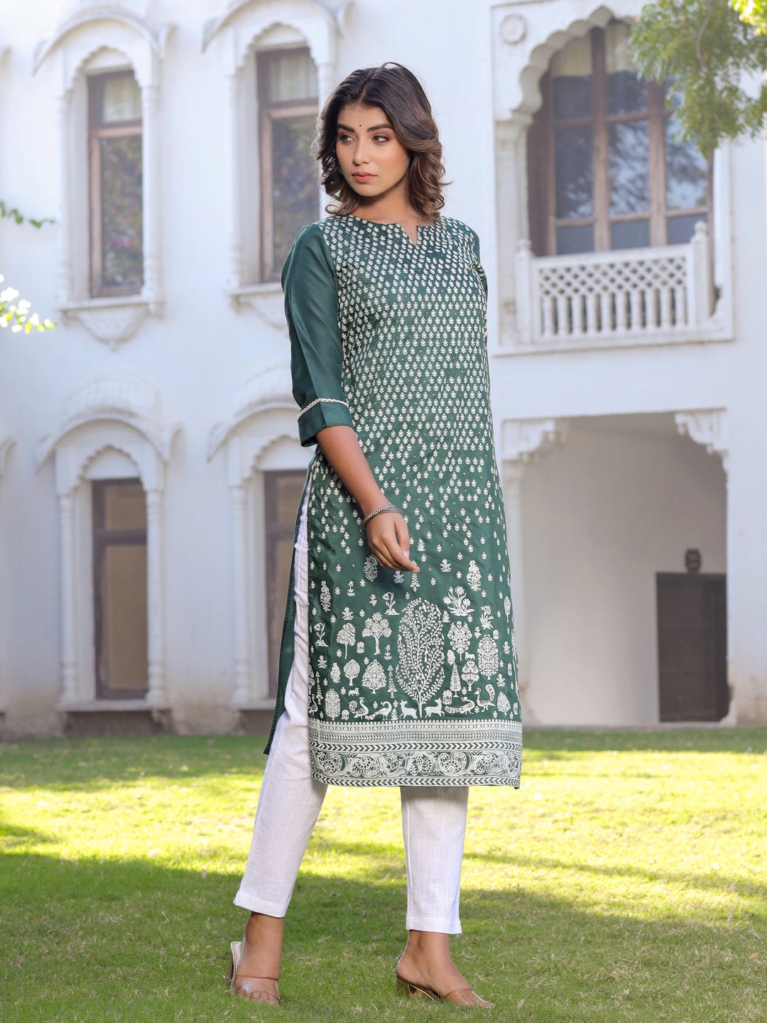 Green Ethnic Motifs Straight Silk Blend Kurta With Pants