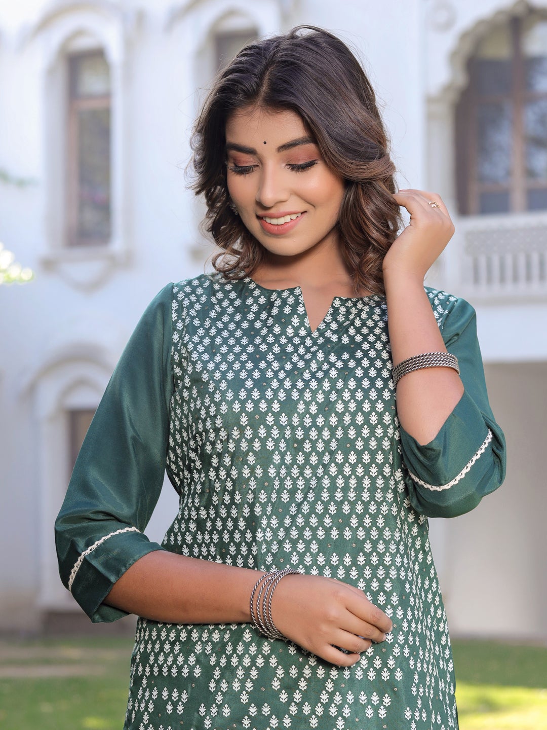 Green Ethnic Motifs Straight Silk Blend Kurta With Pants